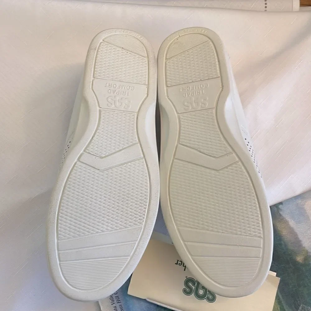 SAS WHITE LEATHER COMFORT SHOES.  NEW.